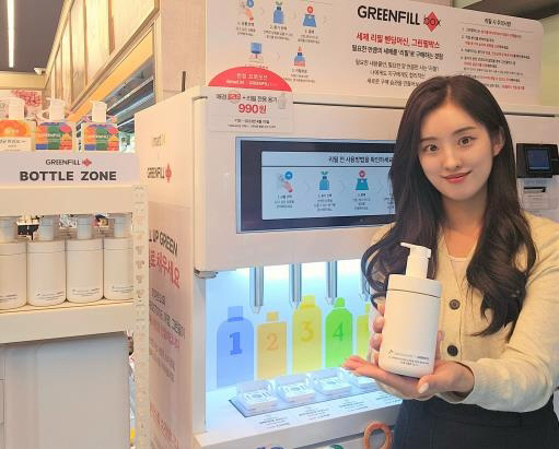 SK티비엠지오스톤이 이마트24에 설치한 자판기 형태의 친환경 리필 스테이션 '그린필박스'. SKC 제공.